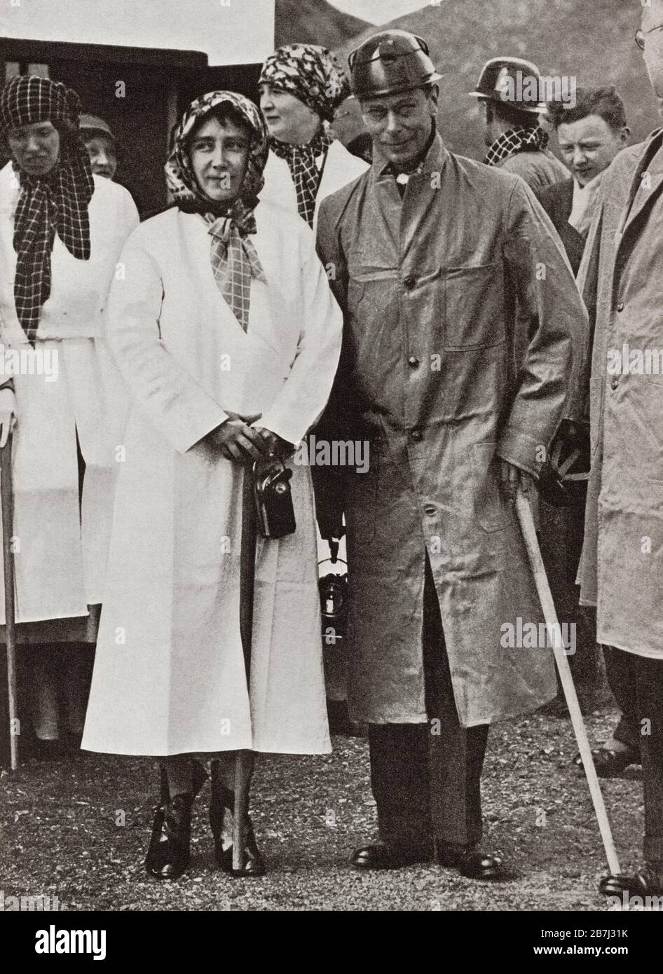 Der Herzog und die Herzogin von York, in Kibblesworth Colliery, Jarrow im Jahr 1936. Prinz Albert Frederick Arthur George, Herzog von York, zukünftiger Georg VI., von 1895 bis 1952. König des Vereinigten Königreichs und der Dominions des britischen Commonwealth. Duchess of York, zukünftige Königin Elizabeth, die Königinmutter. Elizabeth Angela Marguerite Bowes-Lyon, 1900 - 2002. Frau von König Georg VI. Und Mutter von Königin Elisabeth II Von König Georg dem 6., veröffentlicht 1937. Stockfoto