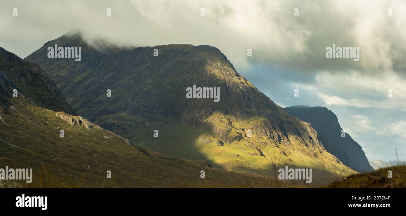 Blick hinunter Glencoe auf die Three Sisters of Glencoe, Highlands, Schottland, Großbritannien Stockfoto