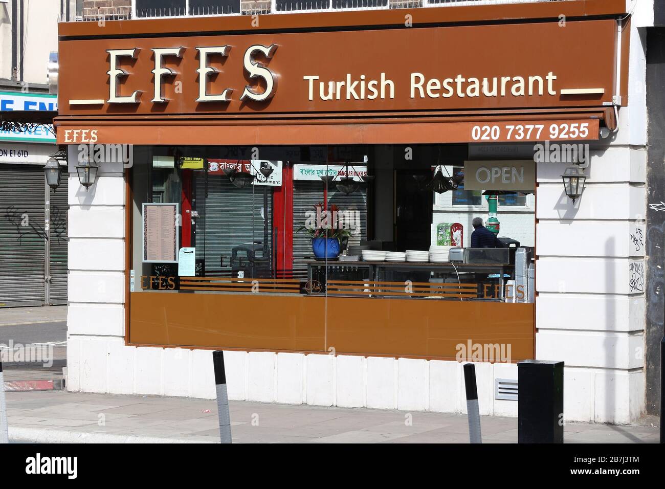 LONDON, Großbritannien - 6. JULI 2016: Türkisches Restaurant Efes in London. Laut TripAdvisor gibt es in London mindestens 20.700 Restaurants. Stockfoto