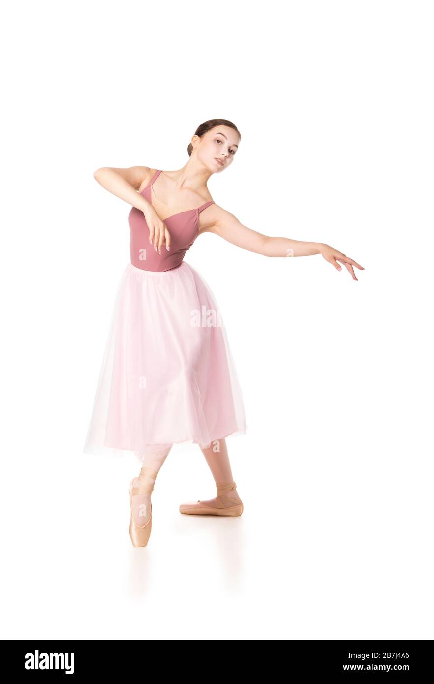 Elegante Frau in einem rosa Rock und beige Top tanzen Ballett. Studio-Aufnahmen auf weißem Hintergrund, isolierte Bilder. Stockfoto