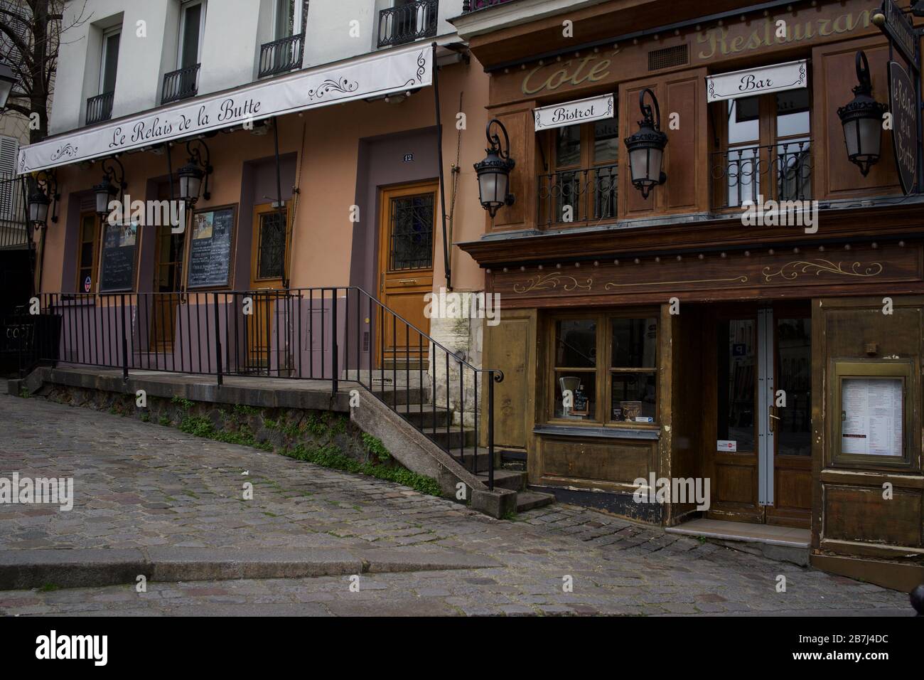 Le Relais de la Butte, Restaurant, Café und bistrôt, wegen Coronavirus Sperrstelle geschlossen, 12 Rue Ravignan, 75018 Paris, Frankreich - März 2020 Stockfoto
