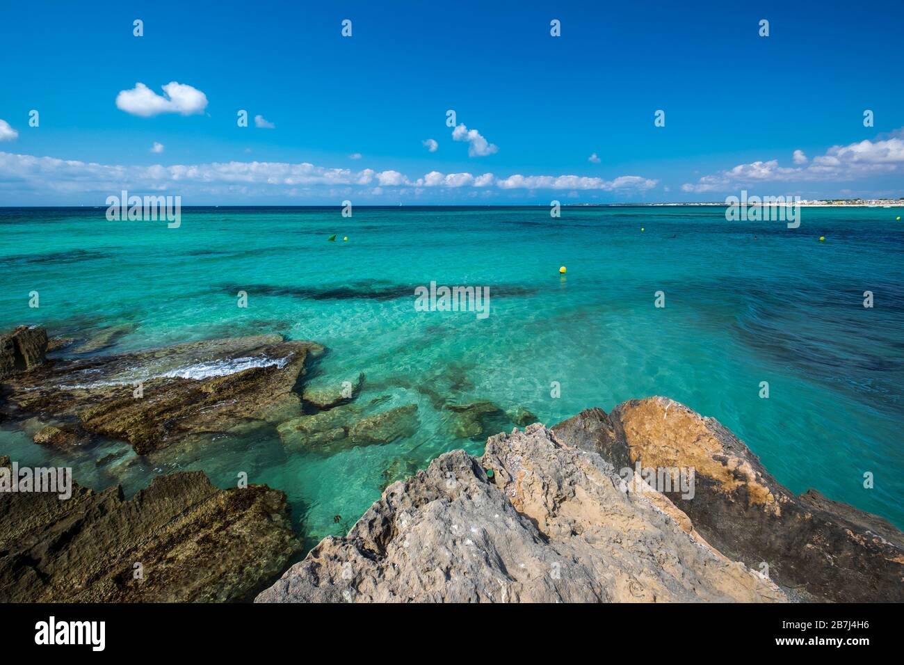 Die schöne Meeresfarbe von Ses Salines Beach, Insel Mallorca, Balearen, Spanien Stockfoto