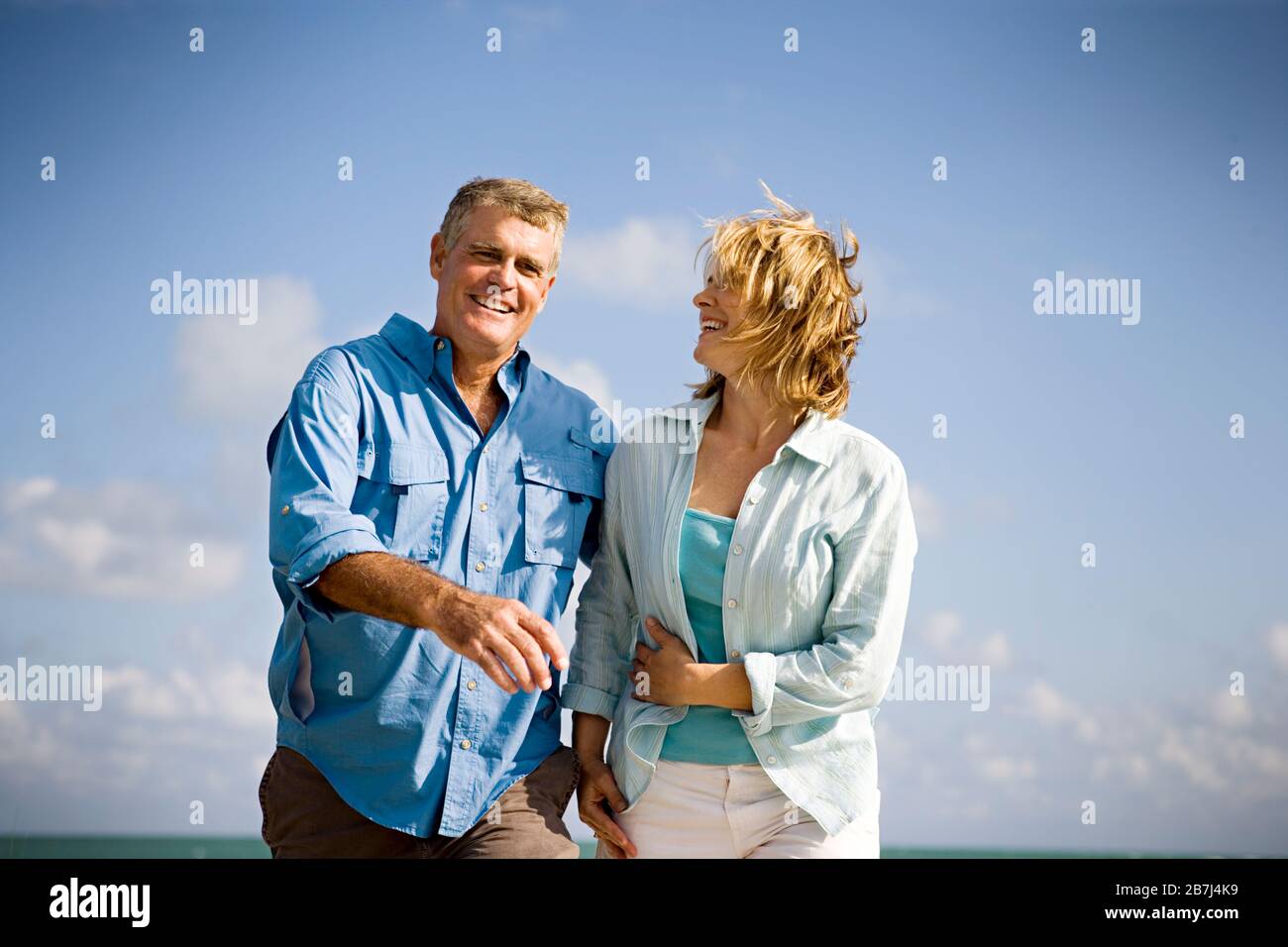 Glückliches reifes Paar am Strand. Stockfoto