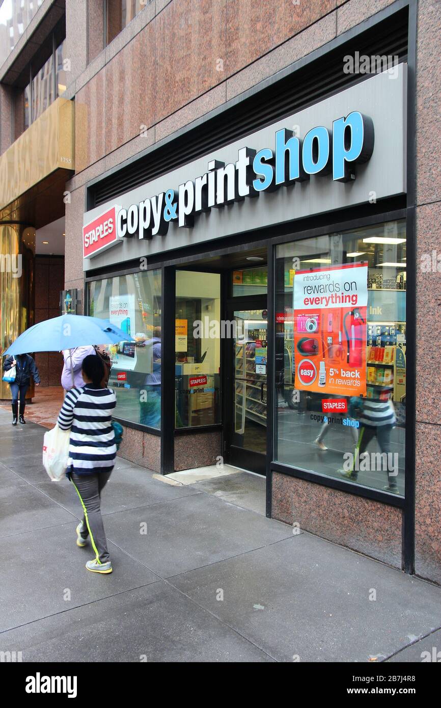 NEW YORK, USA - 10. JUNI 2013: Menschen gehen am Staples Copy and Print Shop in New York vorbei. Staples Inc. Wurde 1986 gegründet und verfügt über 2.000 Geschäfte in 26 Filialen Stockfoto