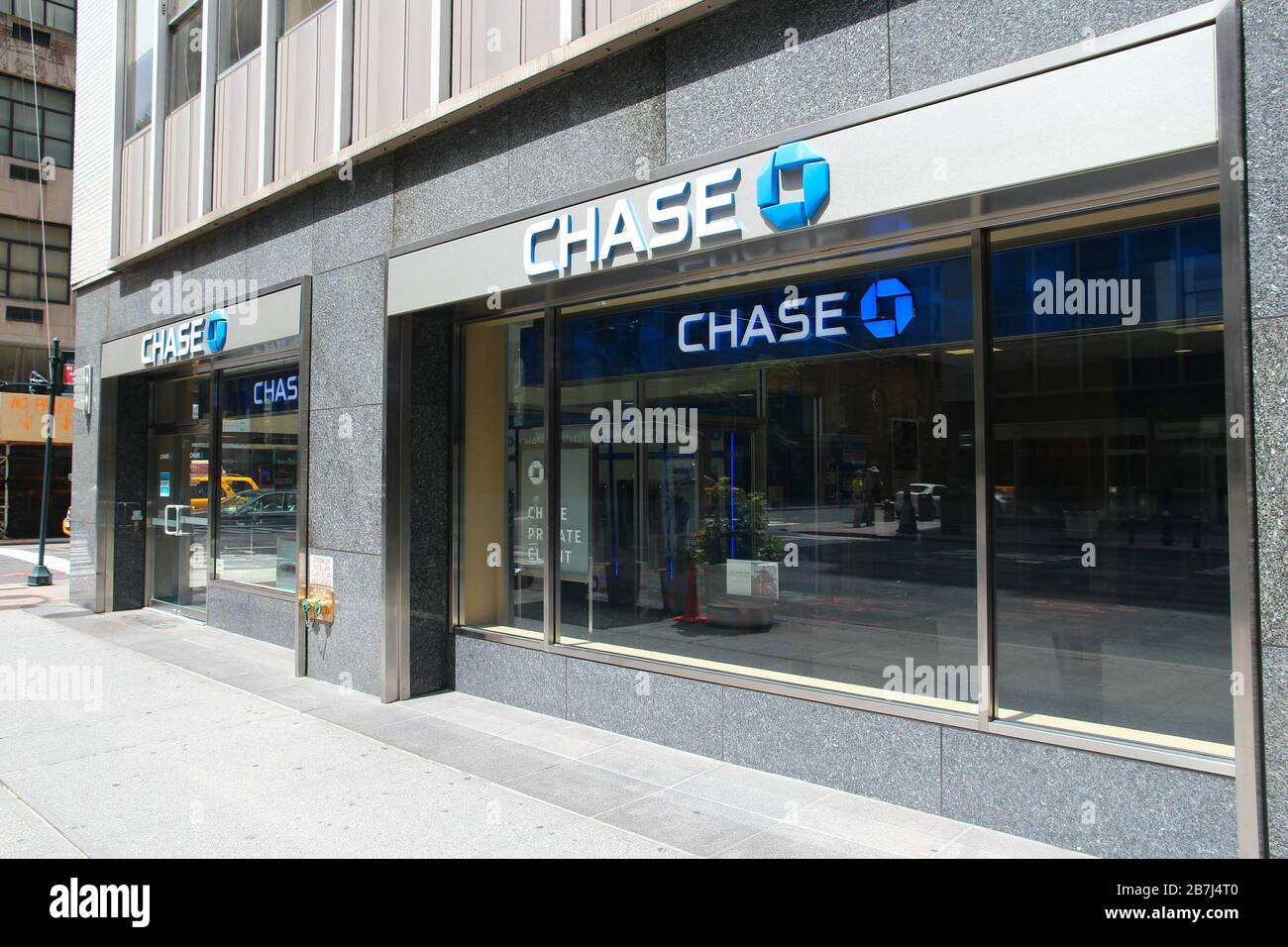 NEW YORK, USA - 4. JULI 2013: Chase Bank Filiale in New York. Die JPMorgan Chase Bank ist eine der vier großen Banken der USA. Sie hat 5.100 Filialen und 16.100 Stockfoto