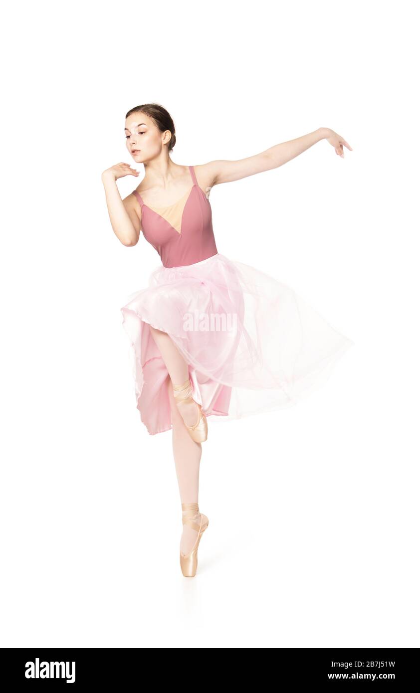 Elegante Frau in einem rosa Rock und beige Top tanzen Ballett. Studio-Aufnahmen auf weißem Hintergrund, isolierte Bilder. Stockfoto