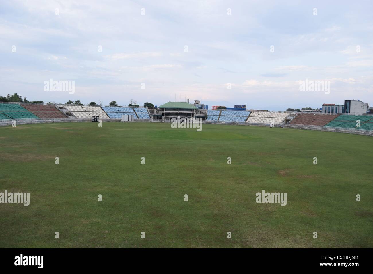 Innenansicht von Quaid, einem azam-stadion mit wunderschöner Aussicht und klarem Himmel Stockfoto