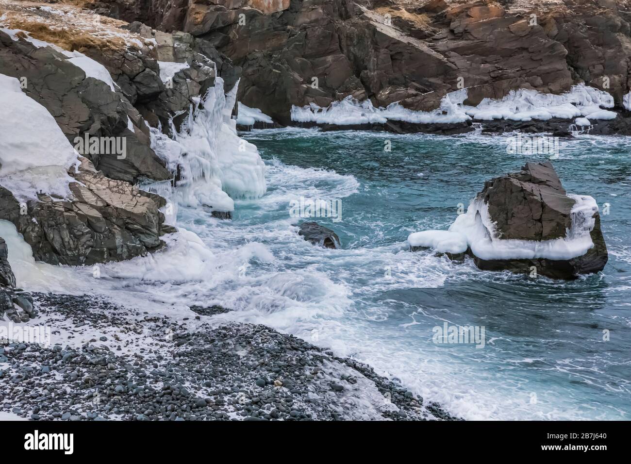 Die zerklüftete und felsige Küste des Dungeon Provincial Park im Winter, Bonavista Peninsula von Neufundland, Kanada Stockfoto