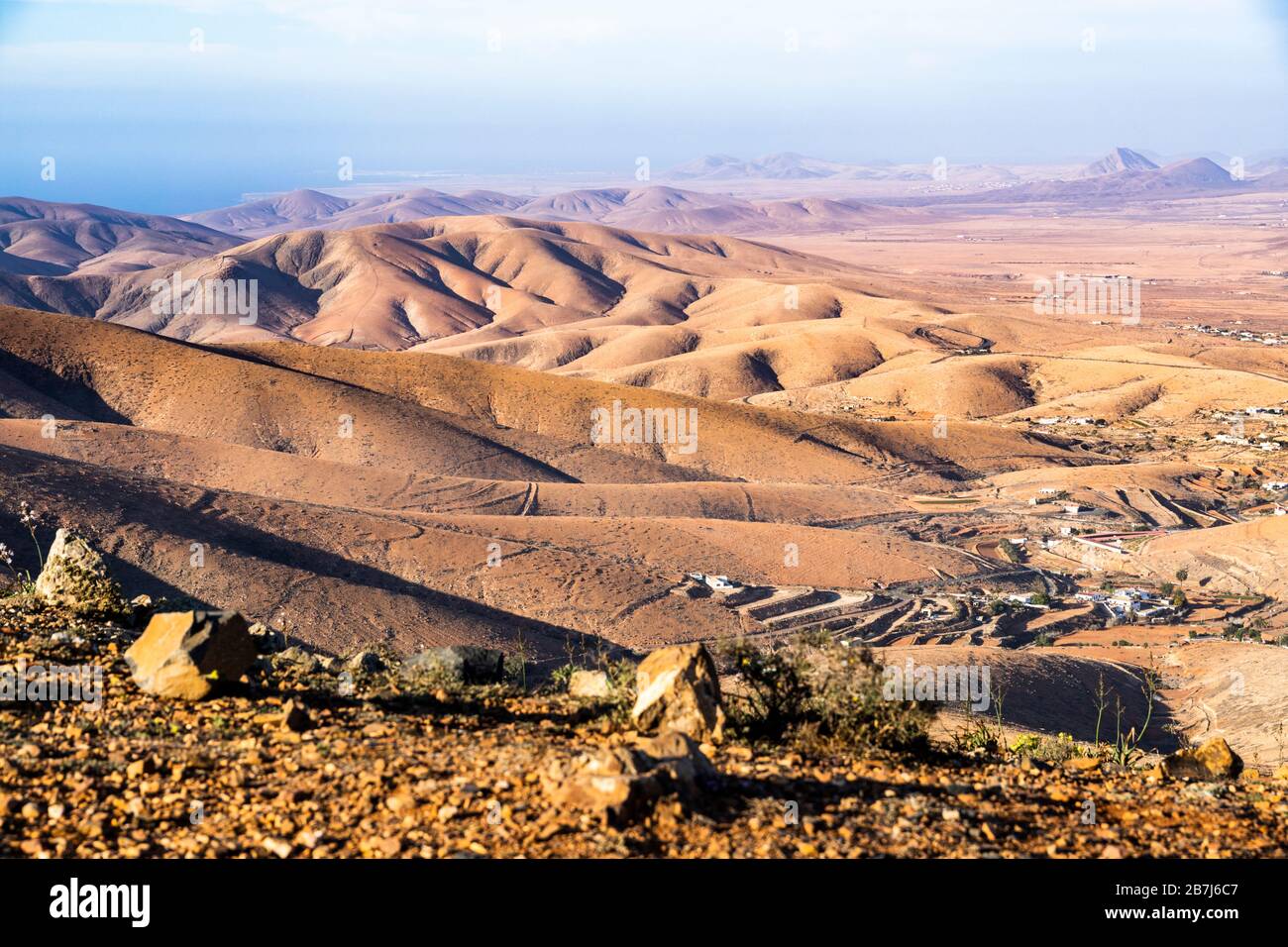 Der Blick über eine trockene, karge Landschaft von Mirador de Guise y Ayose im Zentrum der Kanareninsel Fuerteventura Stockfoto