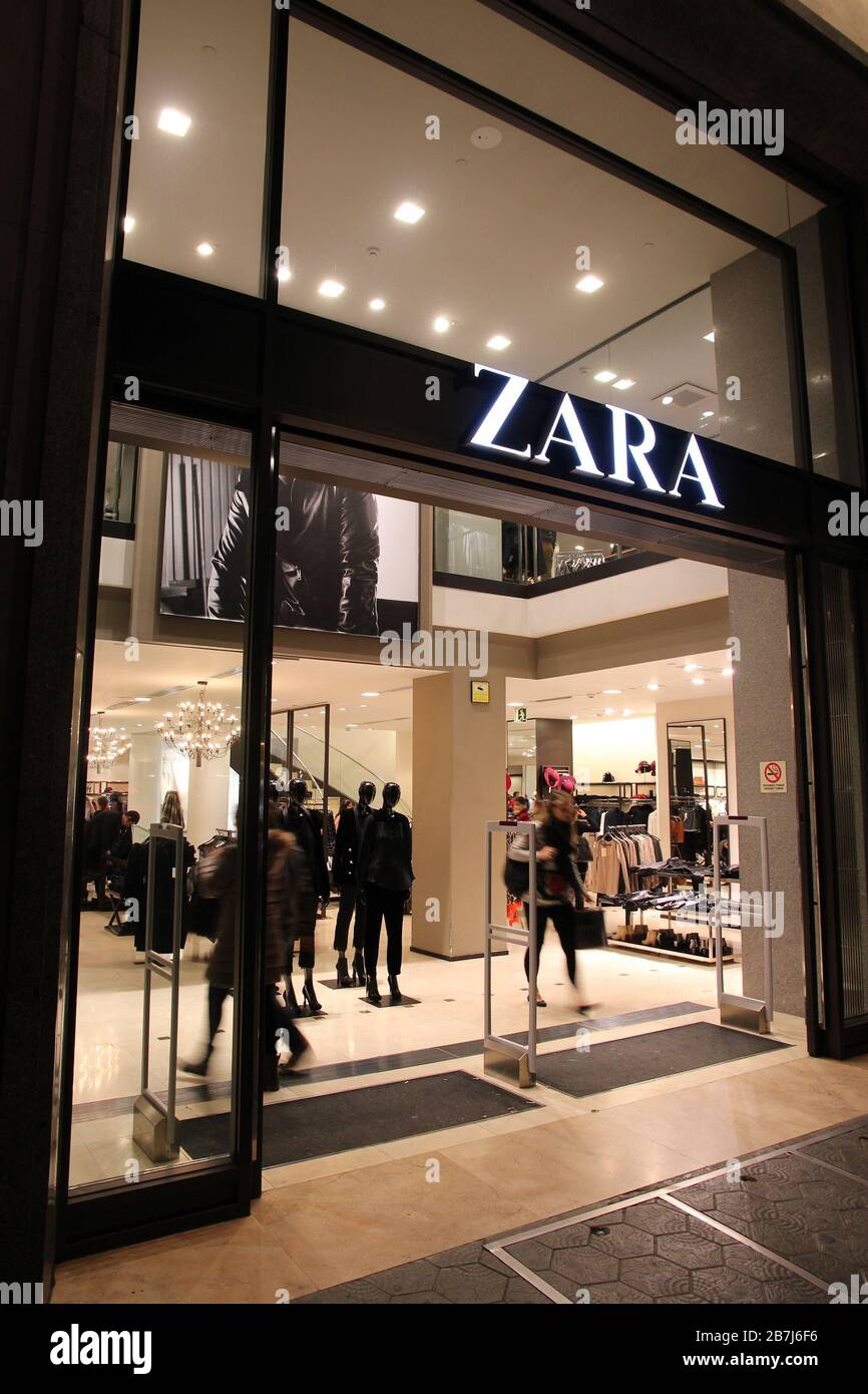 BARCELONA, SPANIEN - 5. NOVEMBER 2012: Zara Modegeschäft in Barcelona,  Spanien. Zara verfügt über 1.763 Filialen und erzielte 2009 einen Umsatz  von mehr als 7 Milliarden Euro Stockfotografie - Alamy