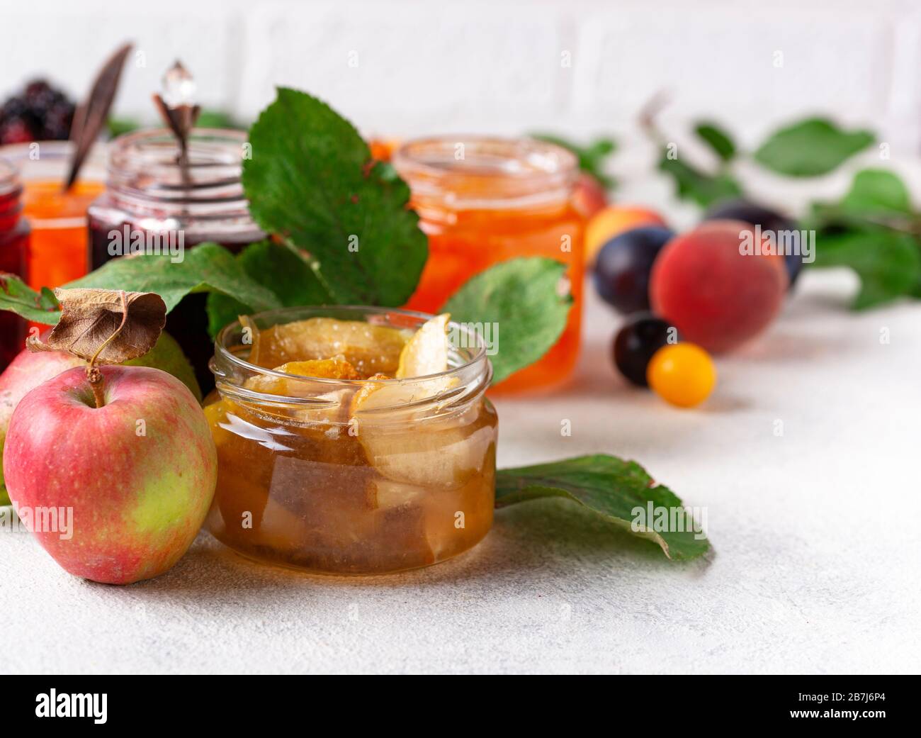 Sortiment an verschiedene Marmeladen in Gars Stockfoto