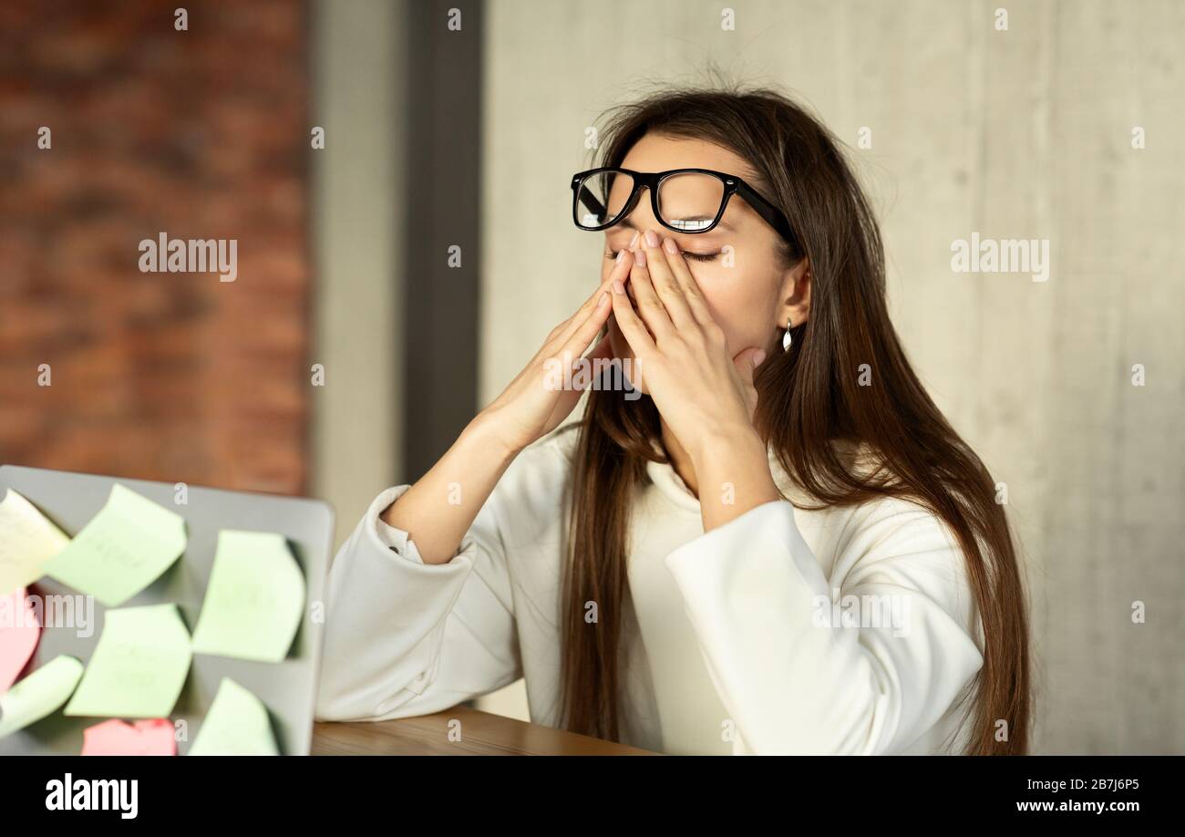 Müde Mädchen versuchen sich zu konzentrieren, ihre Augen sind trocken Stockfoto
