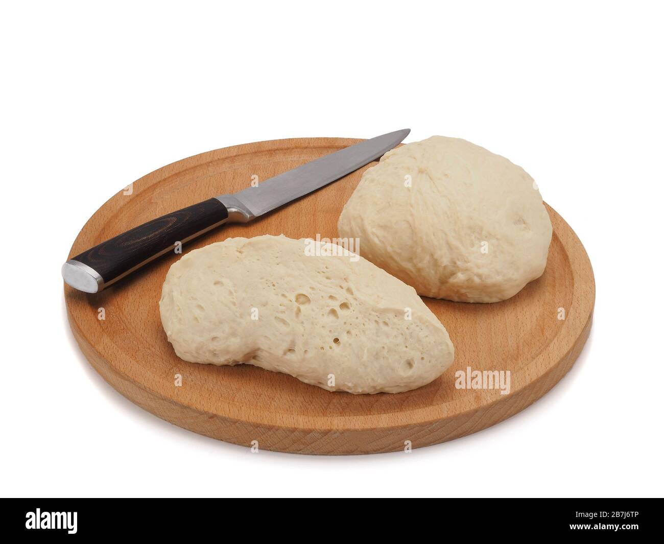 Frischer roher Teig in Scheiben auf Holzbrett isoliert auf weißem Hintergrund Stockfoto