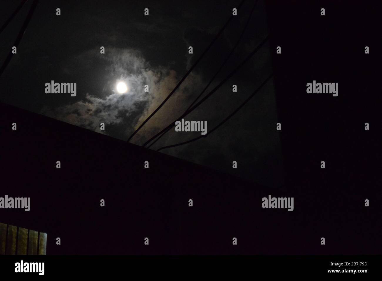 Wunderschöner Blick auf den Himmel mit Mond und Wolken, die ihn bedecken Stockfoto