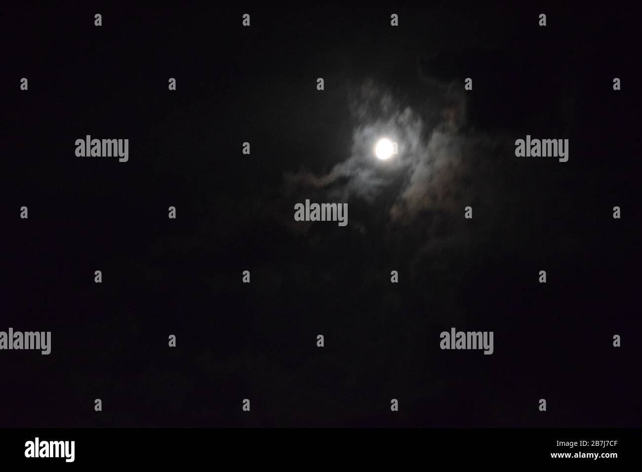 Wunderschöner Blick auf den Himmel mit Mond und Wolken, die ihn bedecken Stockfoto