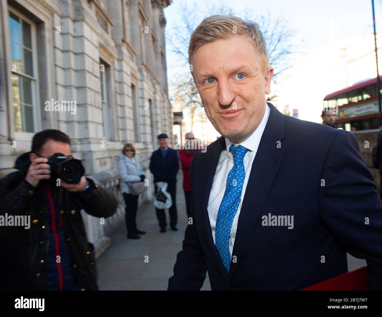 Oliver Dowden, Staatssekretär für Digital, Kultur, Medien und Sport, kommt zu einem COBRA-Notfalltreffen in Whitehall. Stockfoto