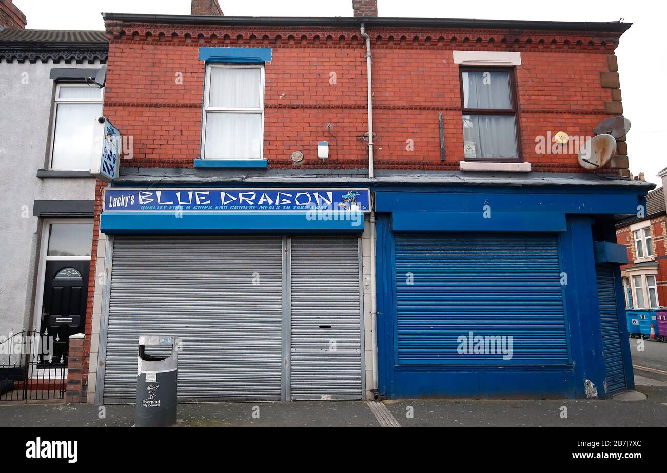 Blick auf geschlossene Geschäfte außerhalb von Goodison Park, dem Sitz des Everton Football Club, nach der Ankündigung vom Freitag, dass die Premier League alle Spiele bis Samstag, den 4. April 2020 ausgesetzt hat. Stockfoto