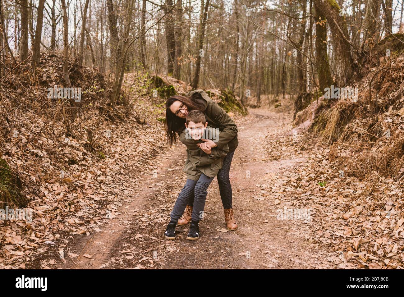 Mutter und ihr Sohn haben Spaß in der Natur Stockfoto