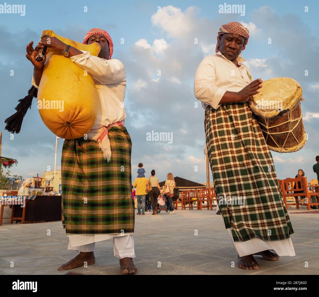 Kuwait traditionelle Folklore-Tanz (Ardah Tanz) in Katara kulturellen Dorf, Doha Katar Stockfoto