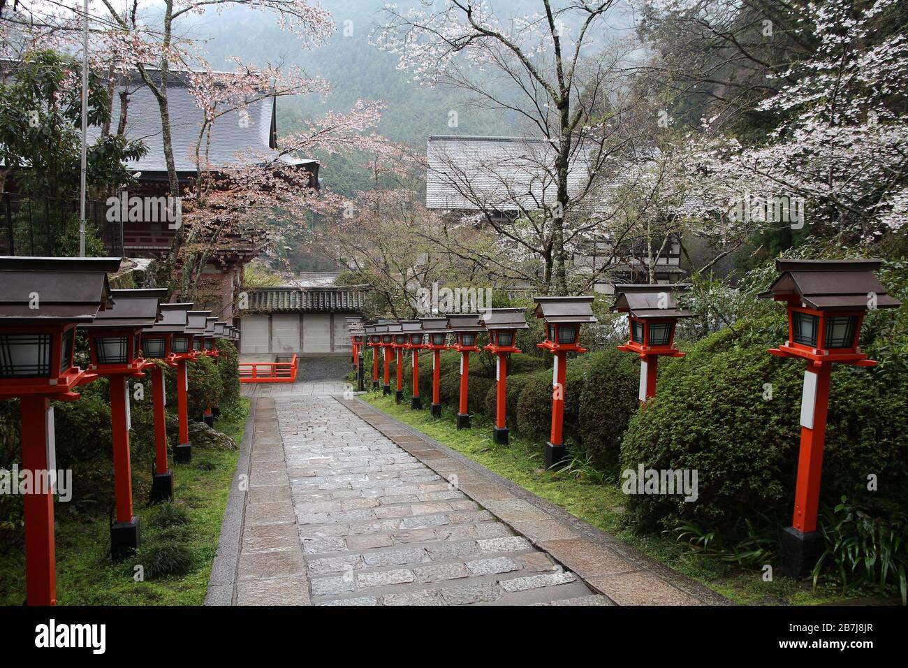 Japanischer Meilenstein - Kurama-Tempel in Kyoto, Japan. Buddhistische Kultstätte bei Regen. Stockfoto