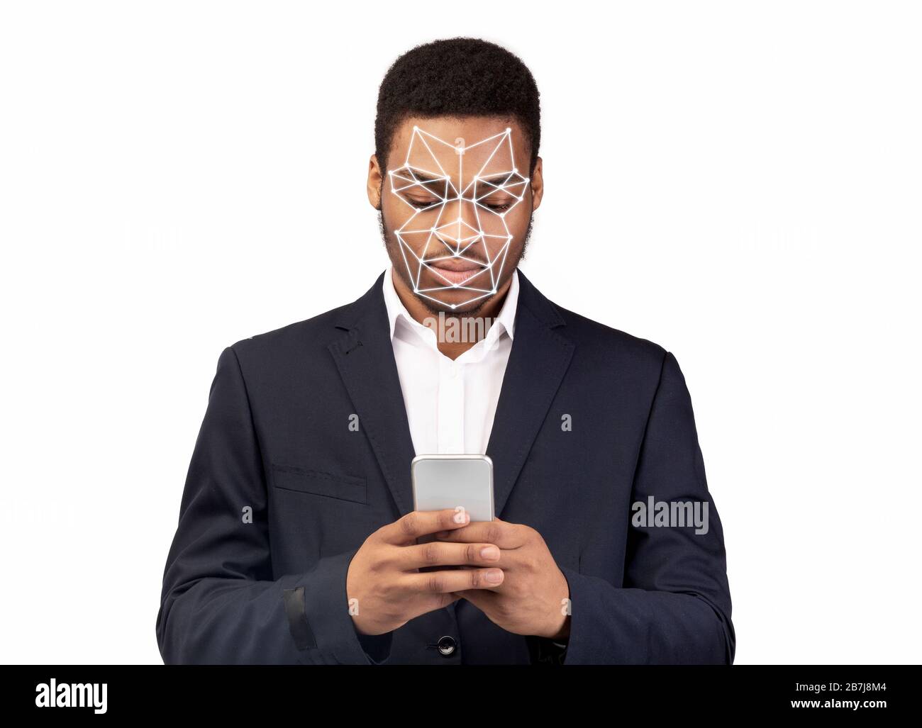 Gesichtserkennungstechnologie. Afroamerikanischer Geschäftsmann mit Handy-Scan-Gesicht, isoliert auf weiß Stockfoto