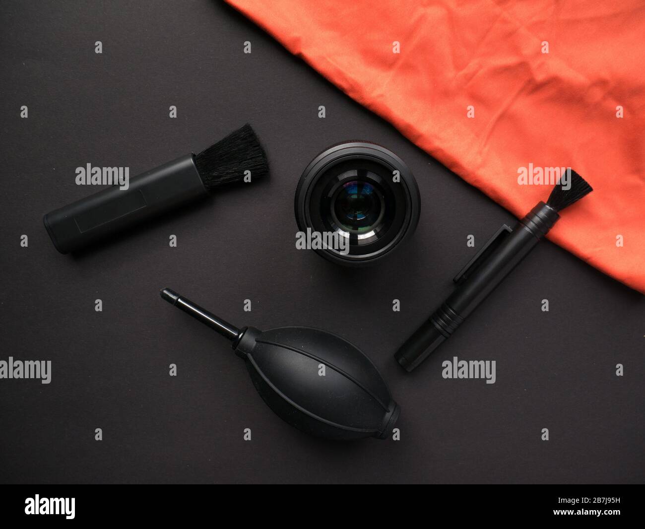 Kamera-Reinigungskits und Kamera-Zahnräder auf farbigem Hintergrund Stockfoto