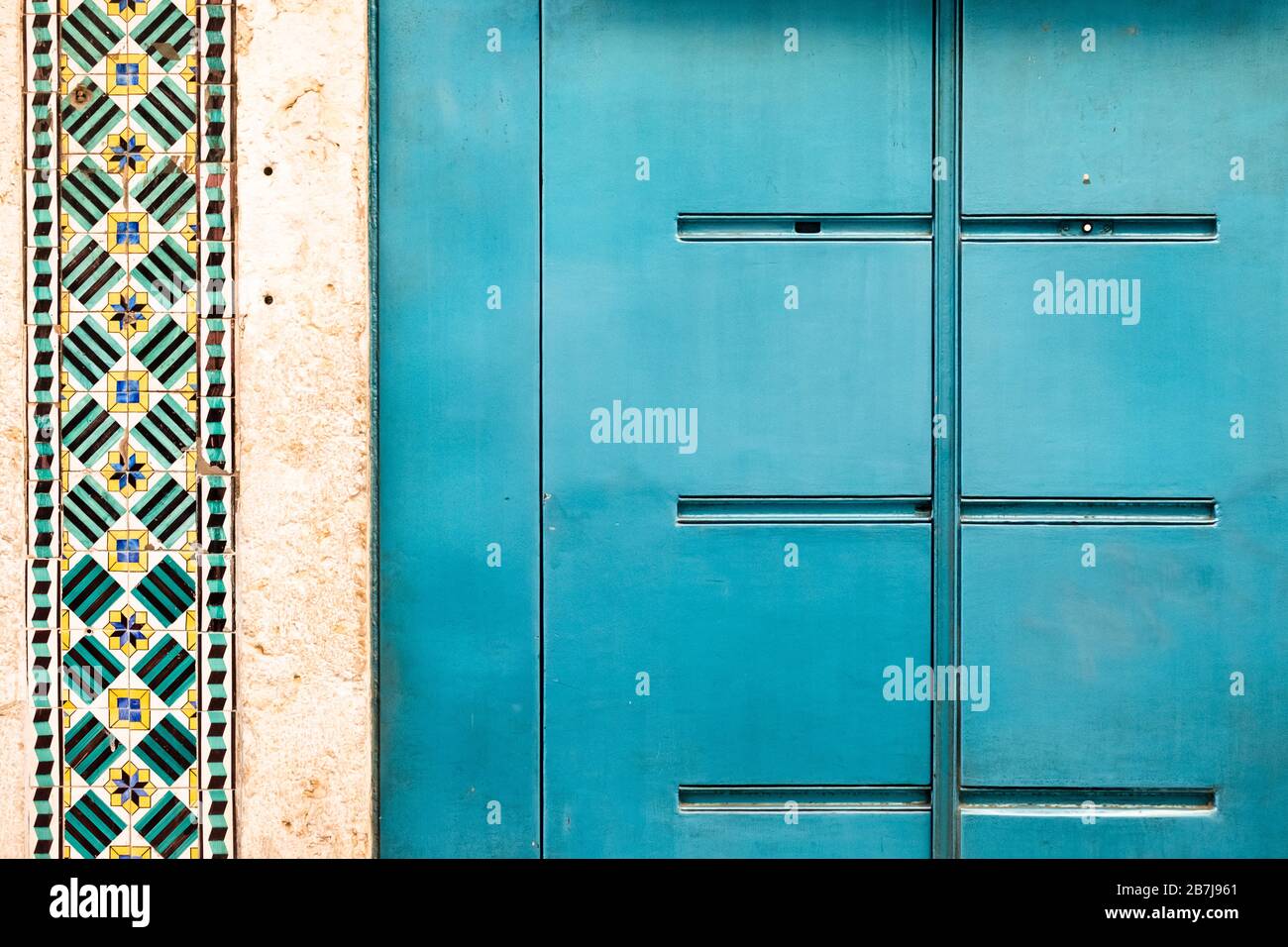 Nahaufnahme eines Türs und einer Ziegelsteinmauer, Lissabon, Portugal Stockfoto