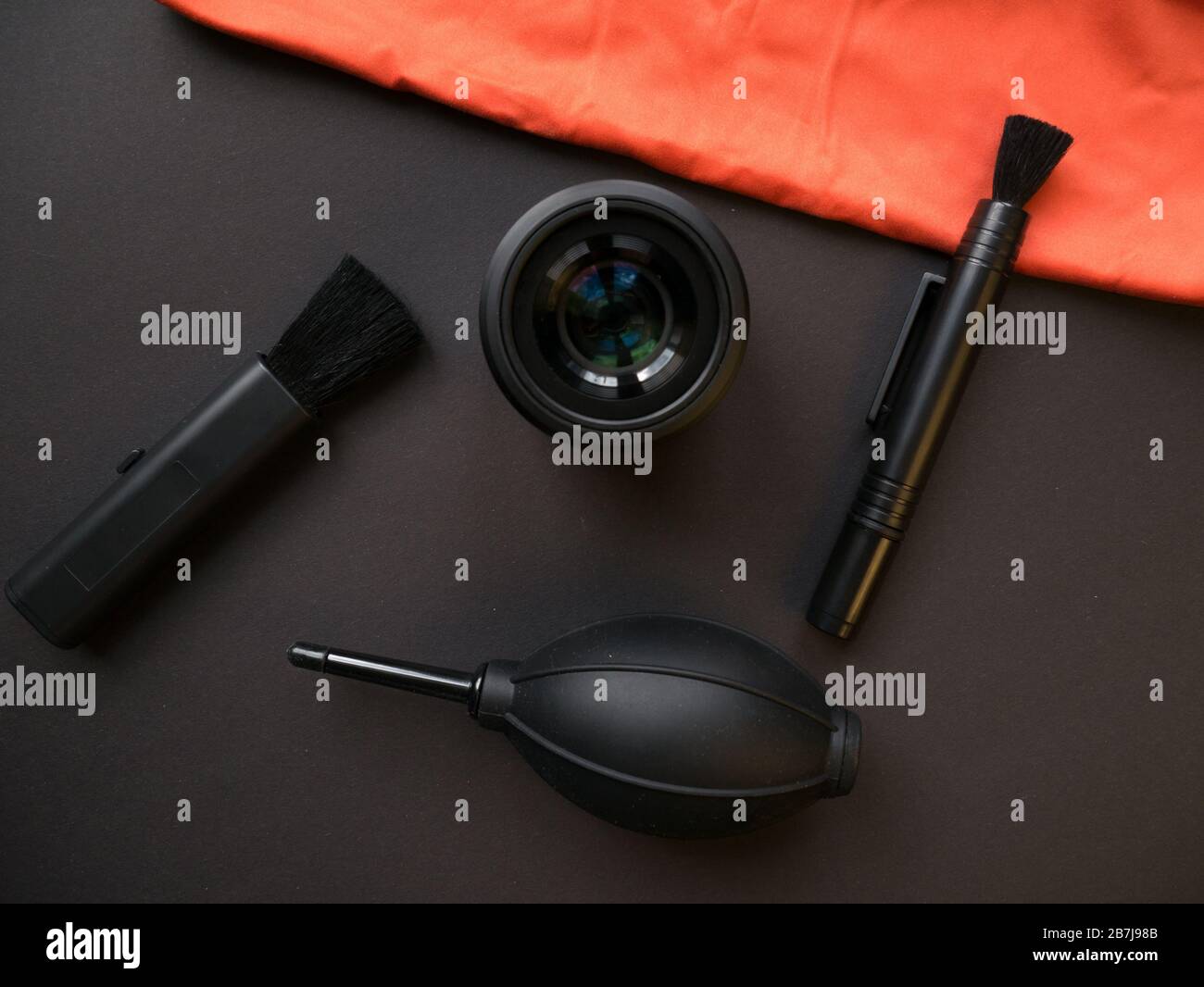 Kamera-Reinigungskits und Kamera-Zahnräder auf farbigem Hintergrund Stockfoto
