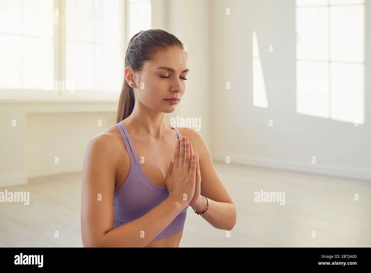 Junge Frau, die Yoga macht. Schöne Mädchen, die sich in der Ruhe befinden, entspannen konzentrierte Balance im Zimmer. Stockfoto