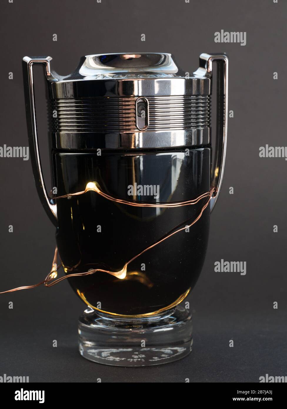 Die kultige Paco Rabanne Invictus Flasche mit intensivem Duft. Usa, März 2020. Stockfoto