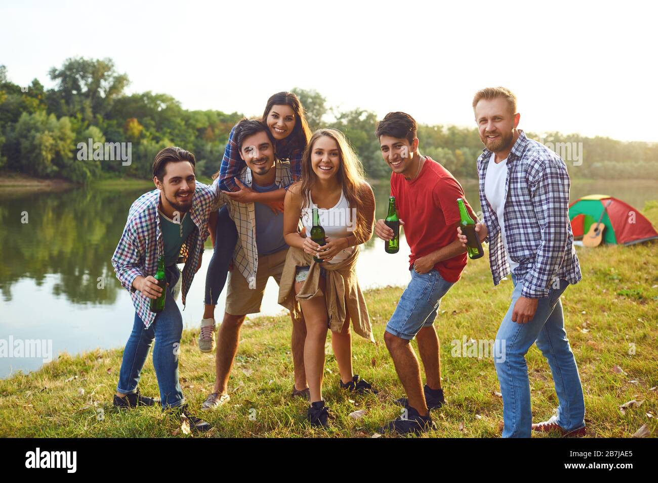 Gruppe lächelnder Menschen, die auf einer Picknickparty stehen Stockfoto