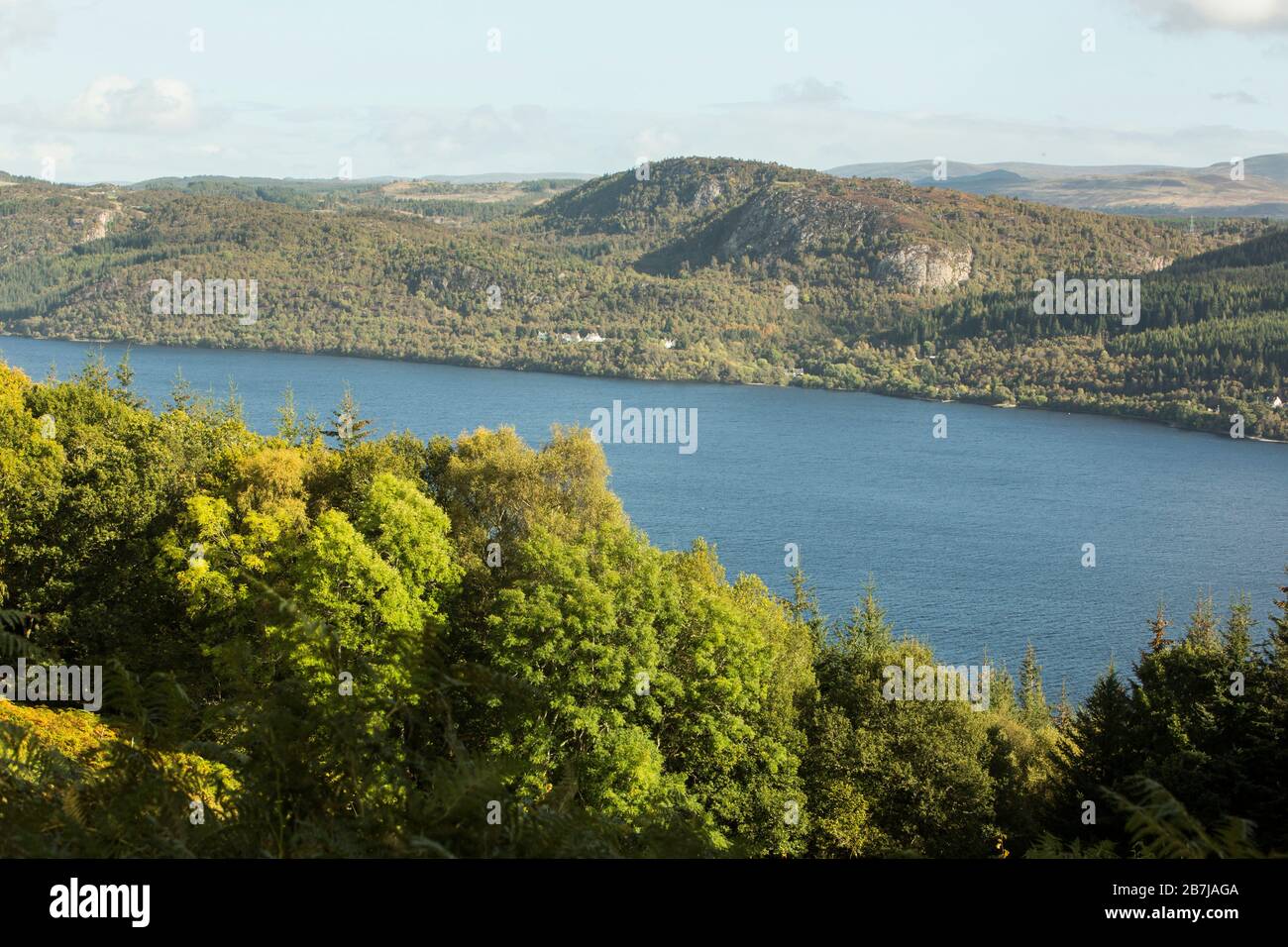 Blick auf Loch Ness vom Great Glen Way mit Glen Albyn und den Monadhliath Mountains in der Ferne Stockfoto