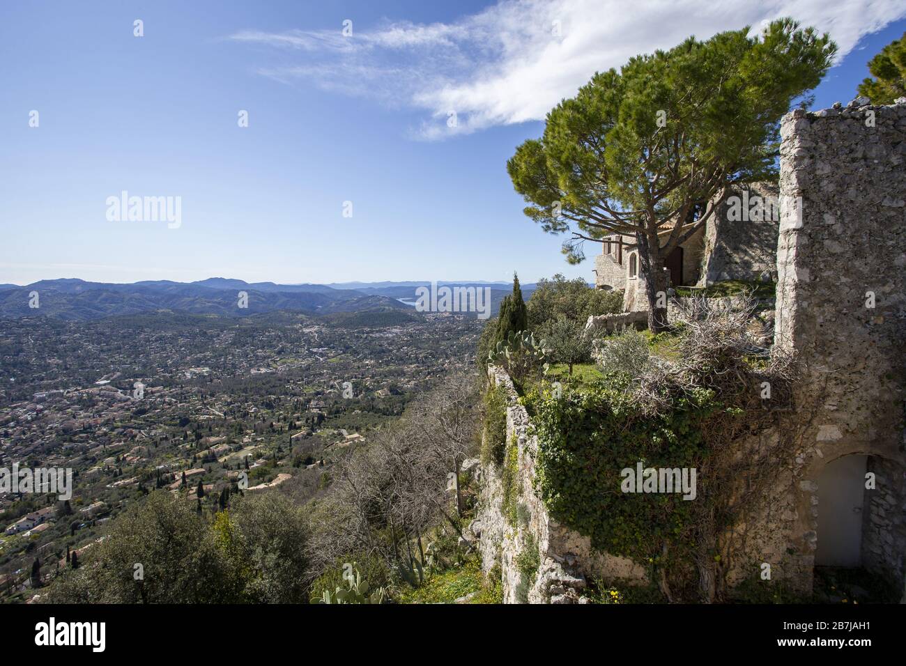 Blick vom mittelalterlichen Dorf Cabris auf den Heiligen Cassien am See in der Maritimes der Alpen an der französischen riviera. Stockfoto