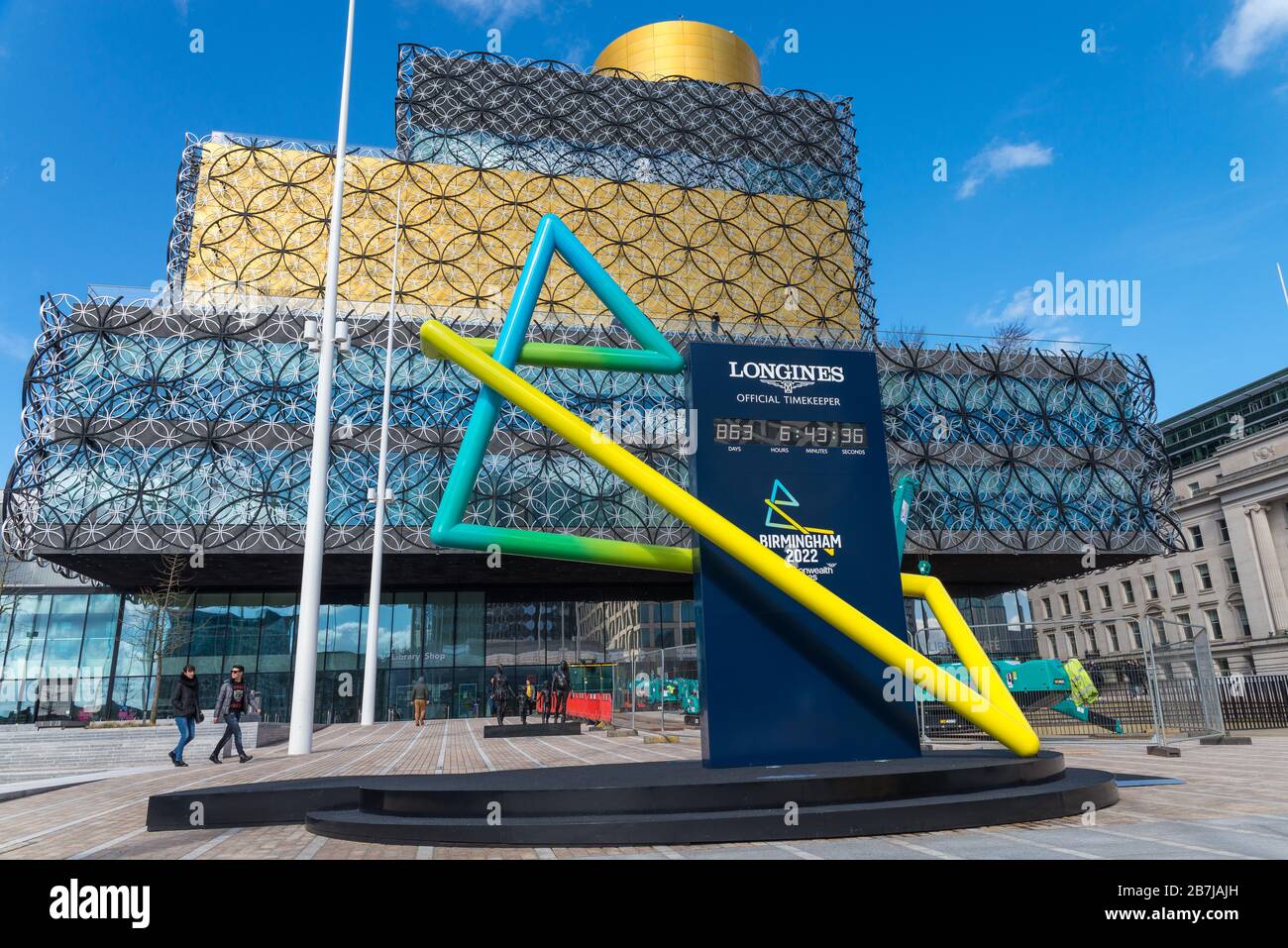 Die Uhr zählt bis zu den Commonwealth Games 2022 außerhalb der neuen Bibliothek von Birmingham auf dem Centenary Square, Birmingham, Großbritannien Stockfoto