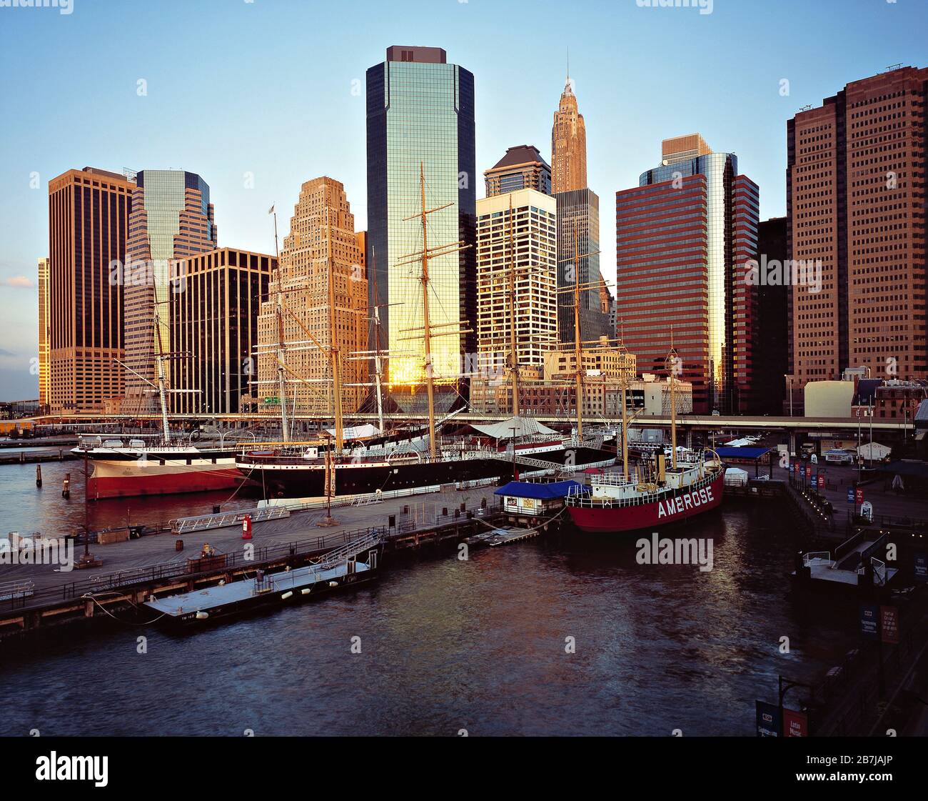 USA. New York. Wolkenkratzergebäude in Lower Manhattan mit Booten in South Street Seaport. Stockfoto