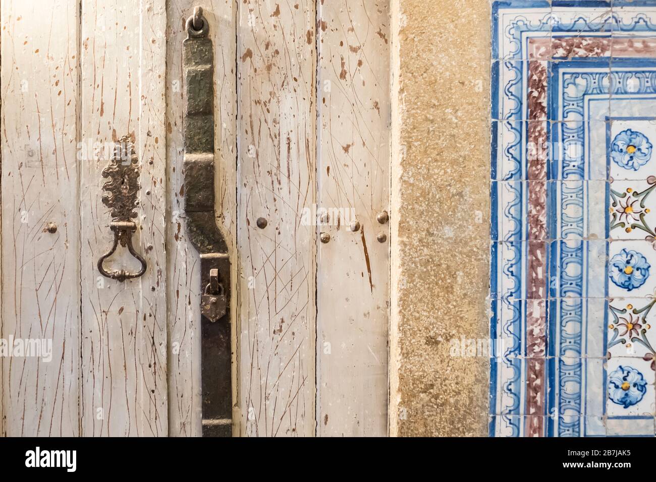 Nahaufnahme Detail einer rustikalen Tür und Fliesenmauer, Lissabon, Portugal Stockfoto