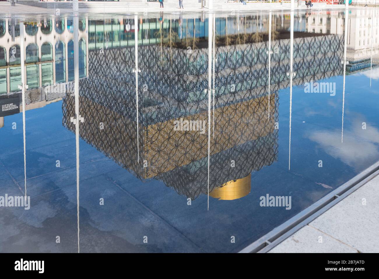 Spiegelung der neuen Bibliothek von Birmingham am Centenary Square, Birmingham, Großbritannien im Wasserspiegel Stockfoto