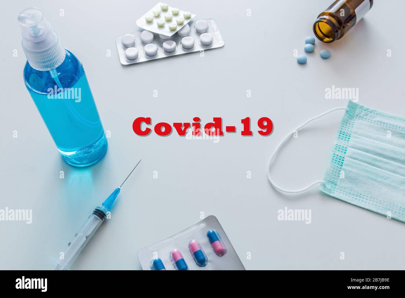 Beschriftung COVID-19 auf weißem Hintergrund. Weltgesundheitsorganisation, DIE einen neuen offiziellen Namen für Coronavirus Krankheit mit dem Namen COVID-19 einführte. Stockfoto