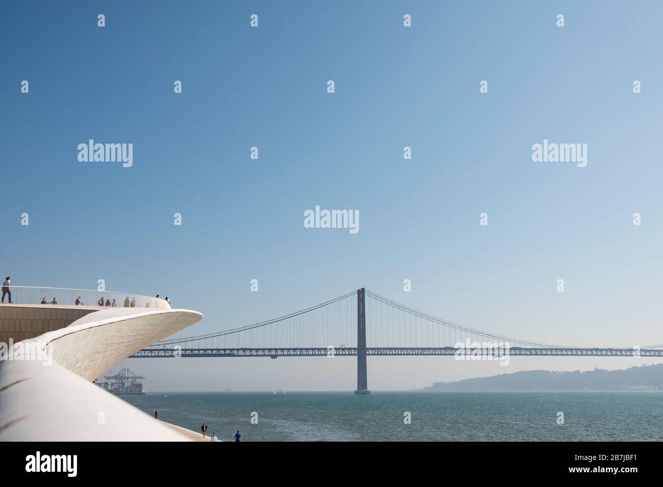 Blick auf die Brücke vom 25. April (Ponte 25 de Abril) vom Museum für Kunst, Architektur und Technologie (MAAT), Lissabon, Portugal Stockfoto