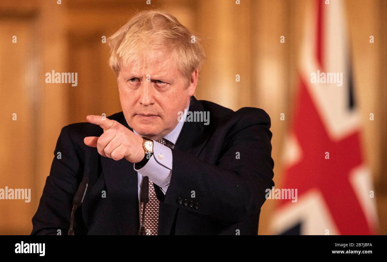 Premierminister Boris Johnson sprach bei einem Mediengespräch in Downing Street, London, über das Coronavirus (COVID-19), nachdem er an der KOBRA-Sitzung der Regierung teilgenommen hatte. Bilddatum: Montag, 16. März 2020. Siehe PA Geschichte GESUNDHEIT Coronavirus. Bildnachweis sollte lauten: Richard Pohle/The Times/PA Wire Stockfoto
