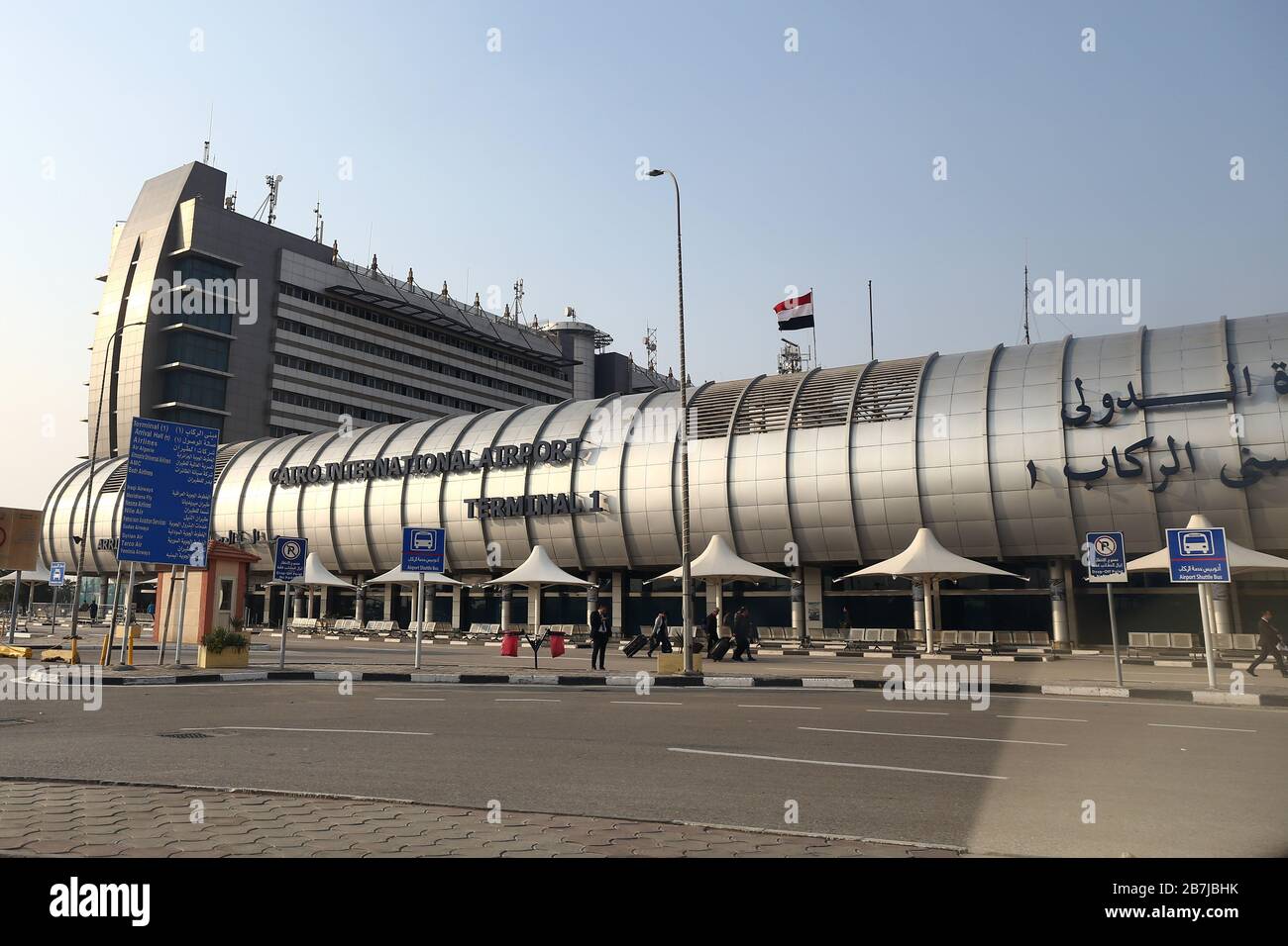 Kairo, Ägypten. März 2020. Das Foto, das am 16. März 2020 aufgenommen wurde, zeigt Terminal 1 des Internationalen Flughafens Kairo in Kairo, Ägypten. Ägypten werde alle Passagierflüge von und zu seinen Flughäfen als Schutzmaßnahme gegen die Ausbreitung des Coronavirus aussetzen, sagte der Ministerpräsident des Landes am Montag. Kredit: Ahmed Gomaa/Xinhua/Alamy Live News Credit: Xinhua/Alamy Live News Stockfoto