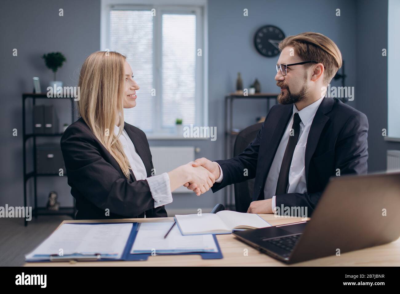 Ein Geschäftspartner schüttelt nach Verhandlungen die Hände Stockfoto