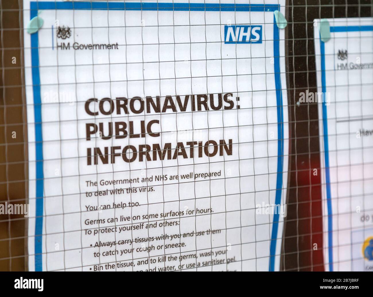 National Health Service NHS Government Information Coronavirus Nachricht Glaseingang für GP-Chirurgie, Alderton, Suffolk, England, Großbritannien, -15. März 2020 Stockfoto