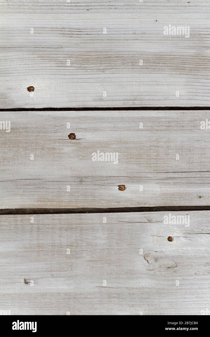 Verwitterter weißer Holzbohlen Hintergrund: Nahaufnahme von genagelten weißen verwitterten Holzbohlen Stockfoto