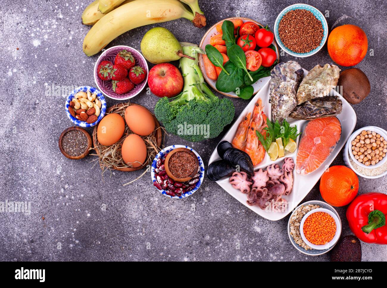 Pescetarische Ernährung mit Meeresfrüchten, Obst und Gemüse Stockfoto