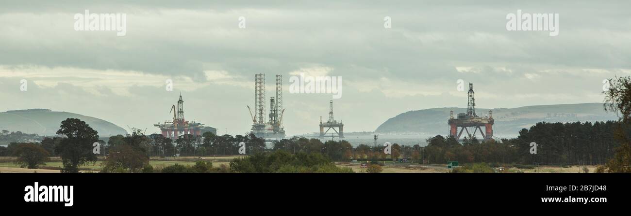 Öl- und Gasregale in der Nordsee warten auf Reparaturwartung und -Sanierung in den geschützten Gewässern des Cromarty Firth, Nigg Bay, Alness, Schottland Stockfoto