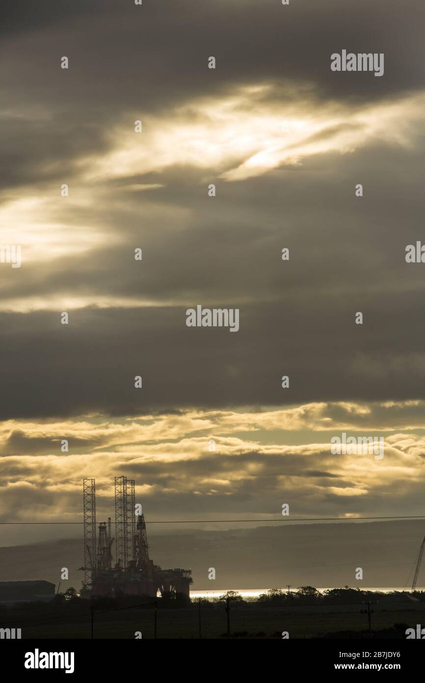 Öl- und Gasregale in der Nordsee warten auf Reparaturwartung und -Sanierung in den geschützten Gewässern des Cromarty Firth, Nigg Bay, Alness, Schottland Stockfoto