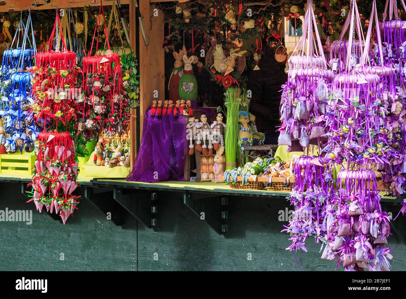 Bunte Souvenirs im traditionellen europäischen Oster-Markt-Stall Stockfoto