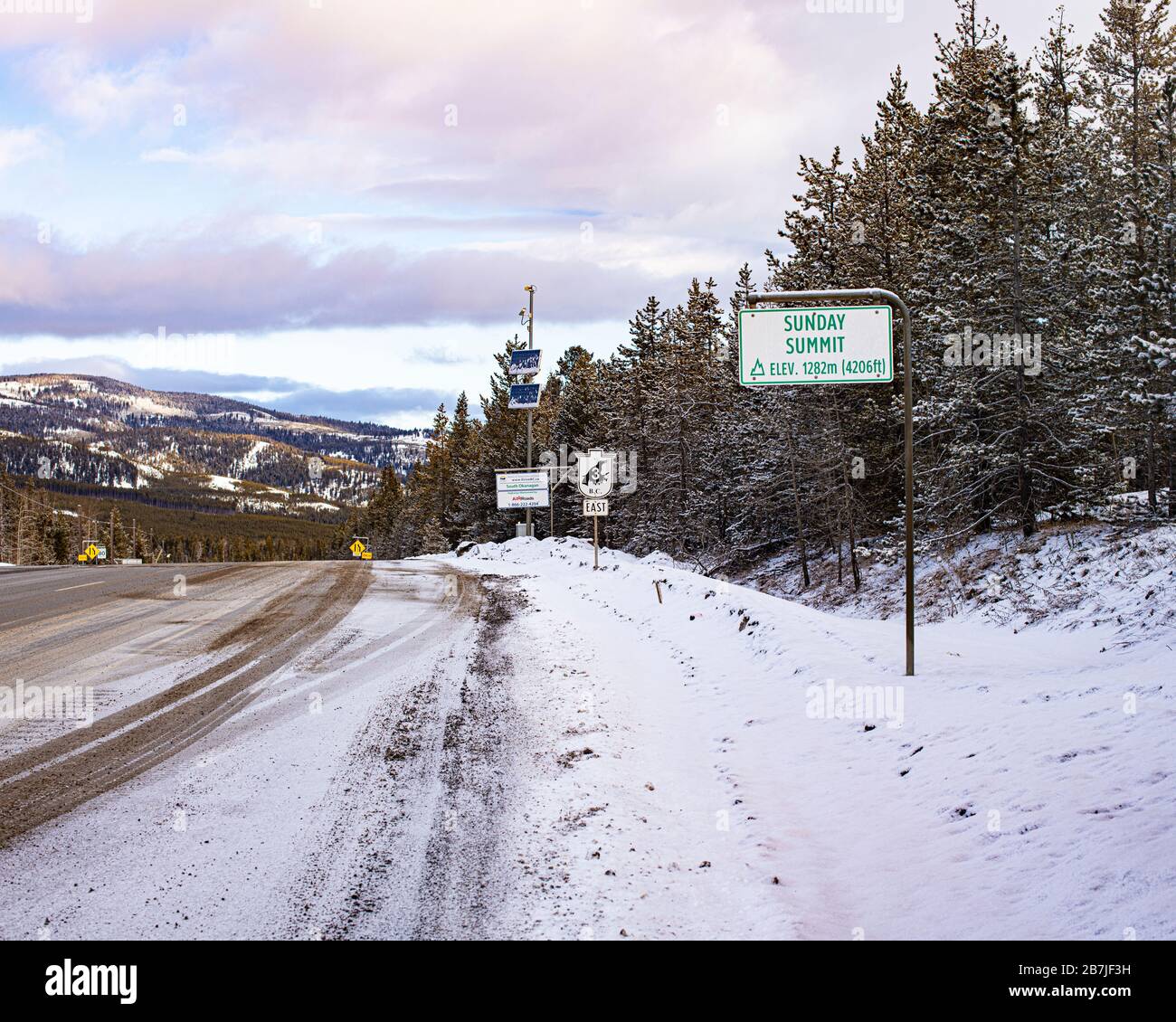 Hinweisschild - Sunday Summit, Crow's Nest Highway, British Columbia, Kanada Stockfoto