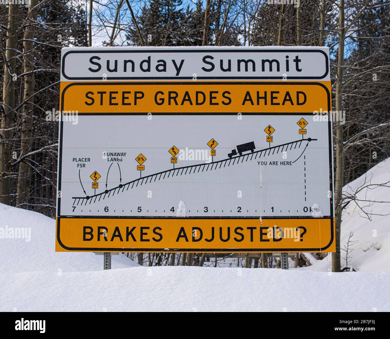 Warnschild: Steile Steigung westlich des Sunday Summit, Crow's Nest Highway, British Columbia, Kanada Stockfoto